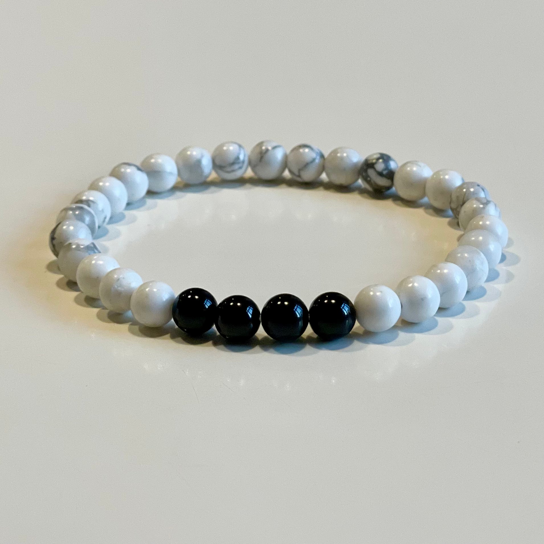 Elastiskt armband med magnesit och onyx 6mm