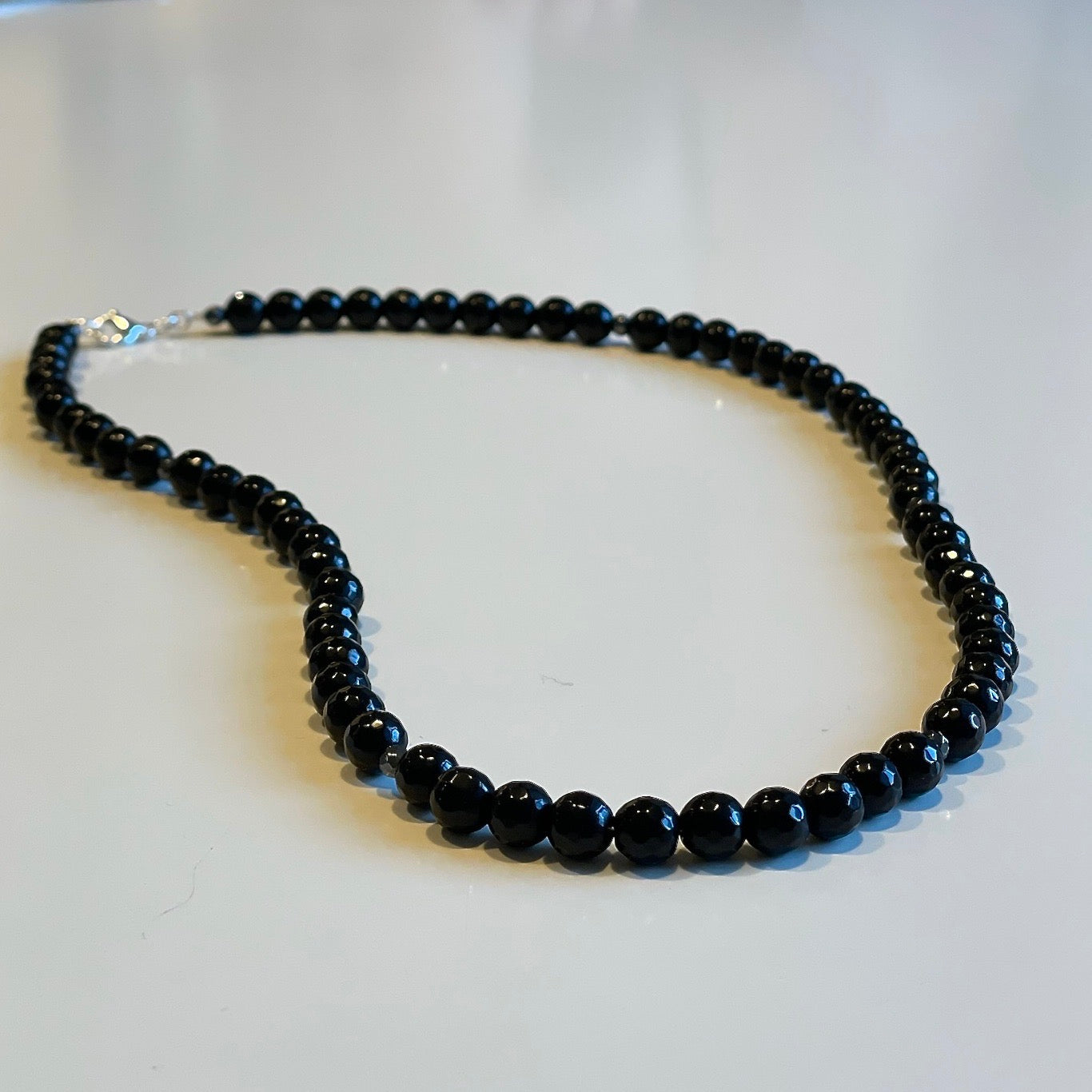 Halsband med facettslipad onyx och hematit