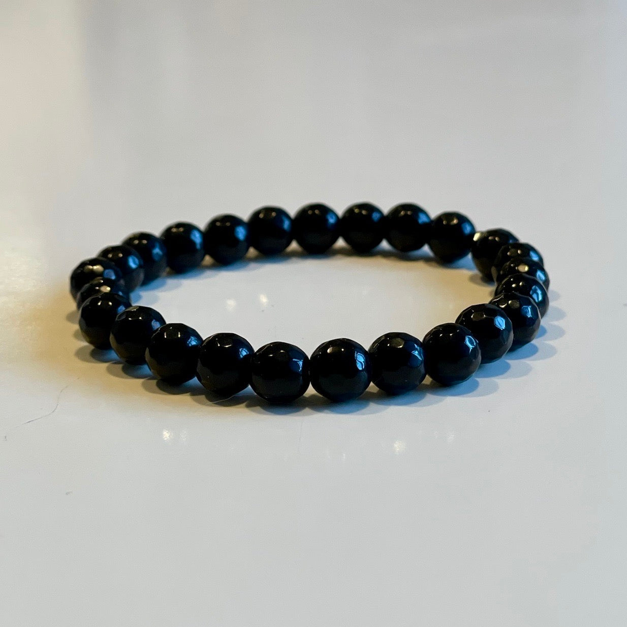 Armband med facettslipad onyx och hematit