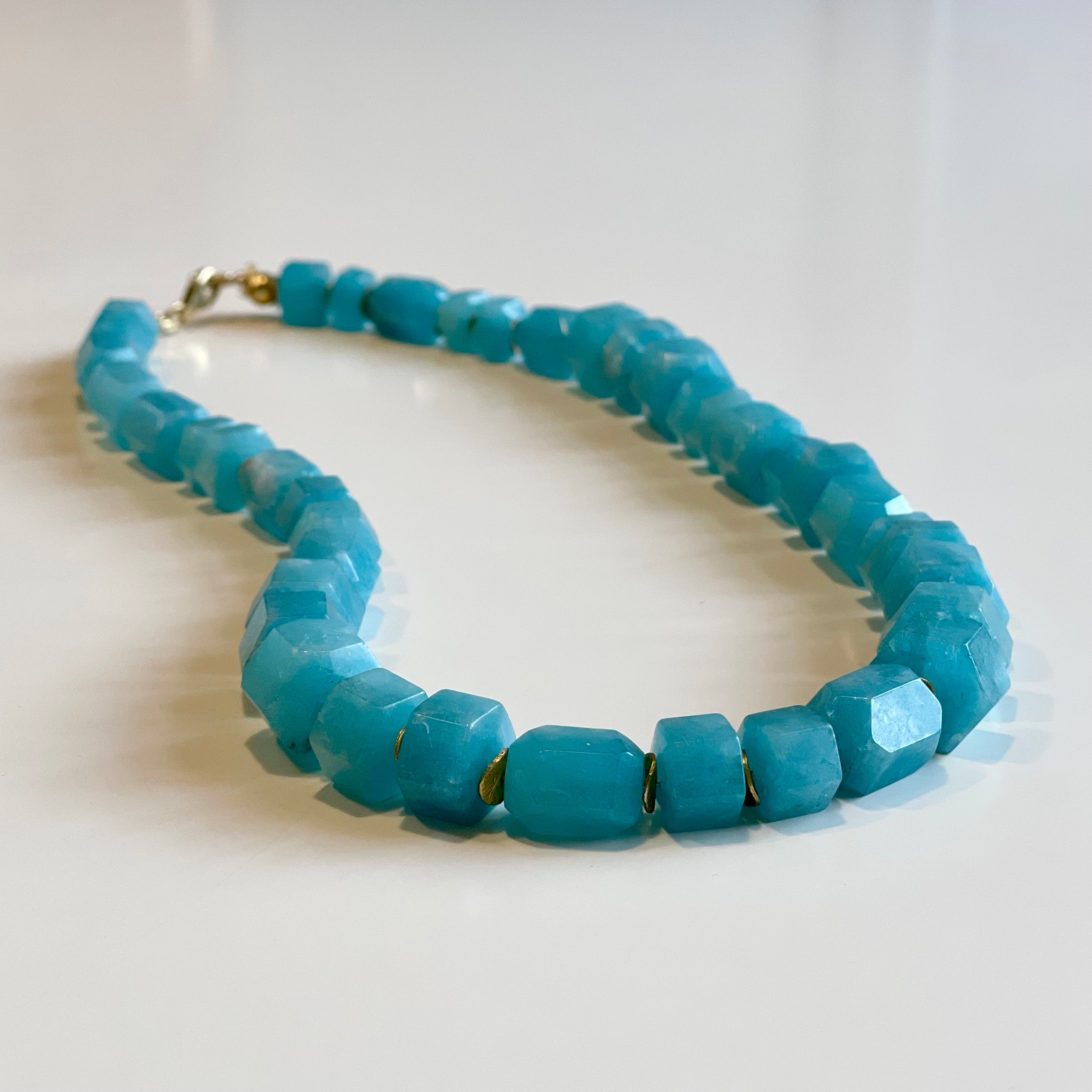 Exklusivt halsband med akvamarin