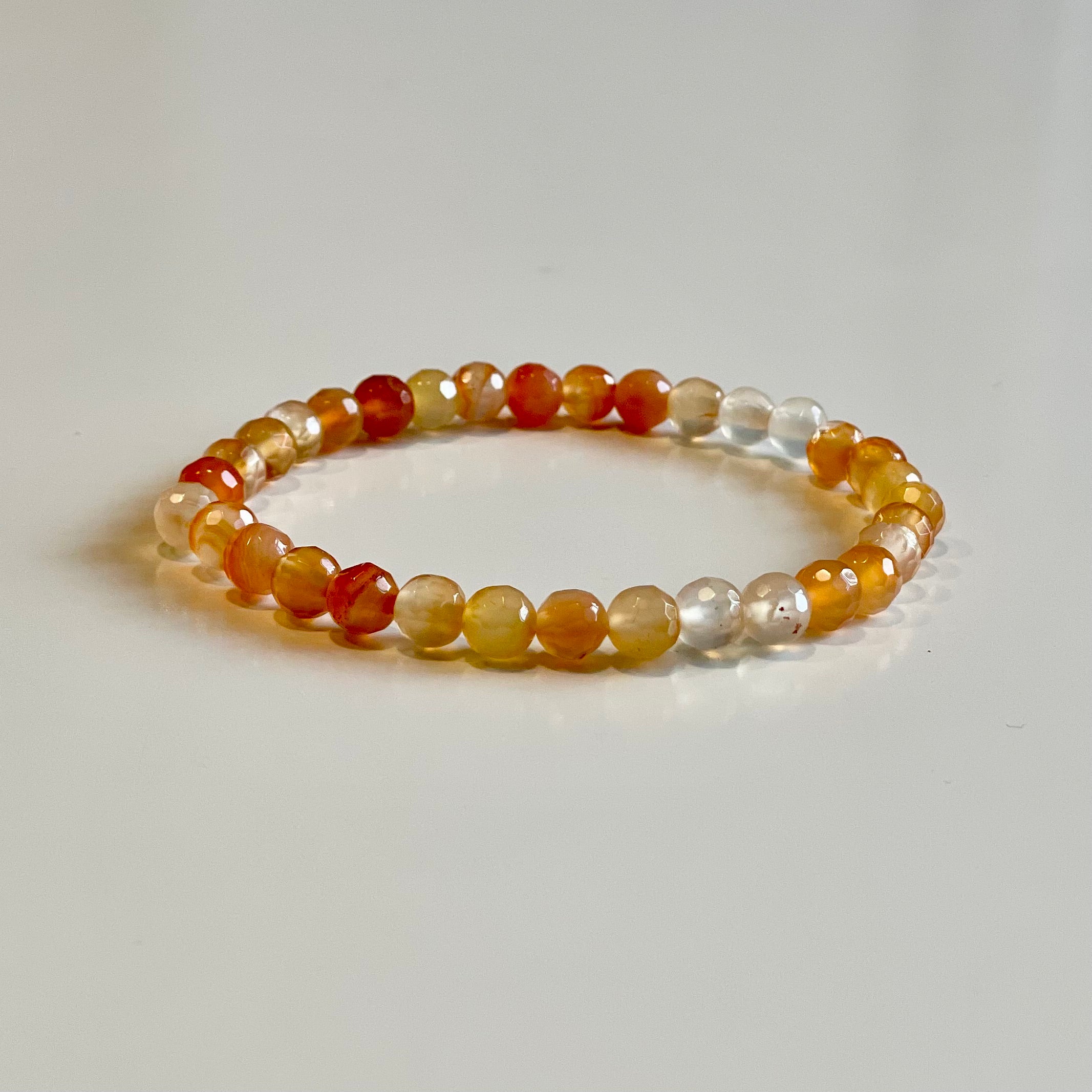 Elastiskt armband med facetterad karneol 6mm