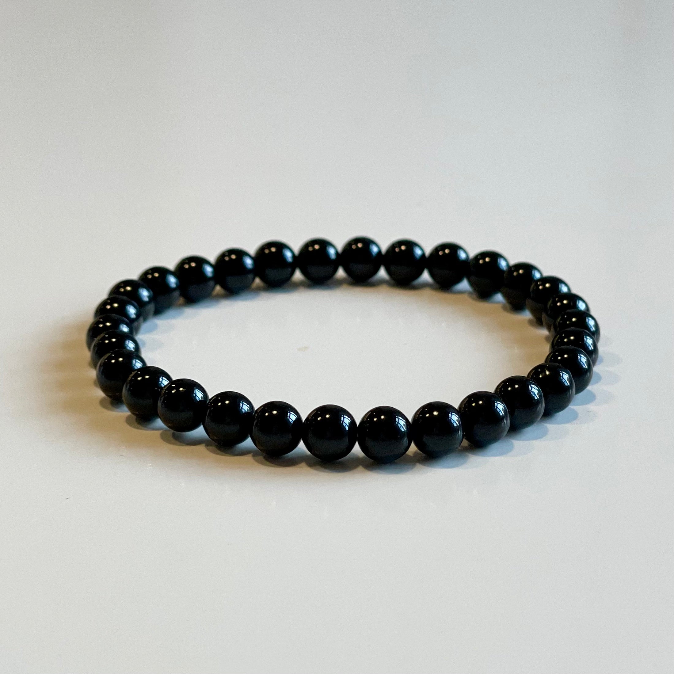 Elastiskt armband med svart turmalin 6mm